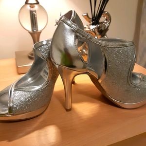 💎Stunning new silver pumps💎